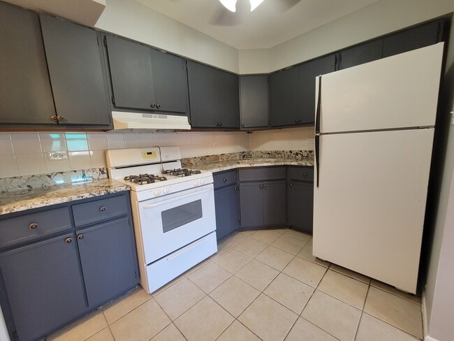 Building Photo - 8701 S Clyde Ave