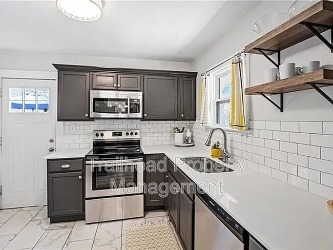 Building Photo - 46 W 74th St