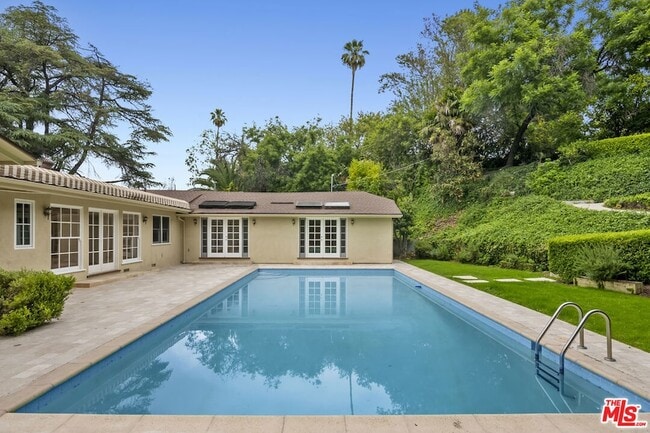 Building Photo - 18080 Karen Dr