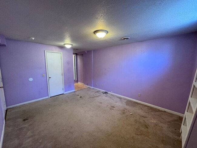 Building Photo - 5 Bedrooms!