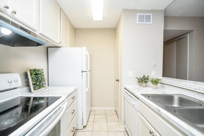 Building Photo - 17331 Red Oak Dr