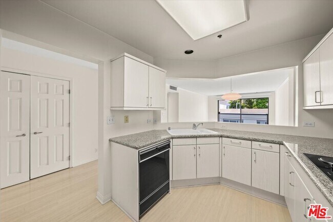 Building Photo - 10724 Wilshire Blvd