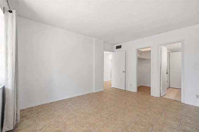 Building Photo - 1333 E Hallandale Beach Blvd