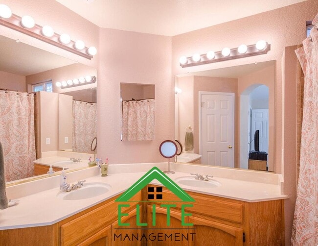 Building Photo - Charming 3-Bedroom Home in Prime Elk Grove...