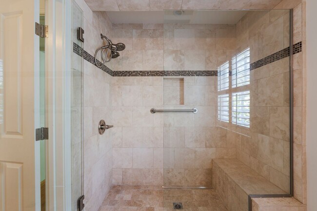 Building Photo - Valmonte 3 bed/3 bath Home plus guest house.