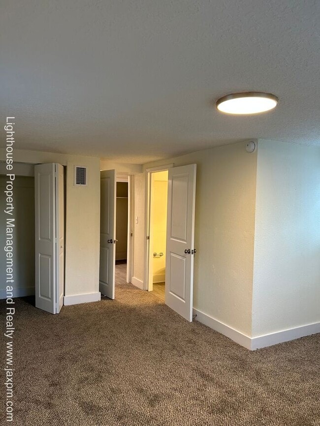 Building Photo - Beautiful 5 Bedroom Home With Modern Updates Throughout