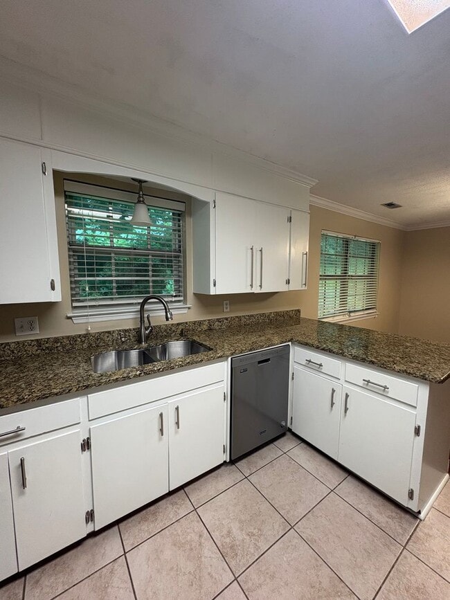 Building Photo - 3 Bedroom 2.5 Bath House
