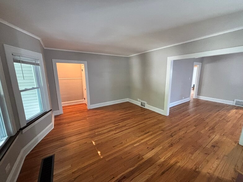 Building Photo - 1305 Hathaway Ave