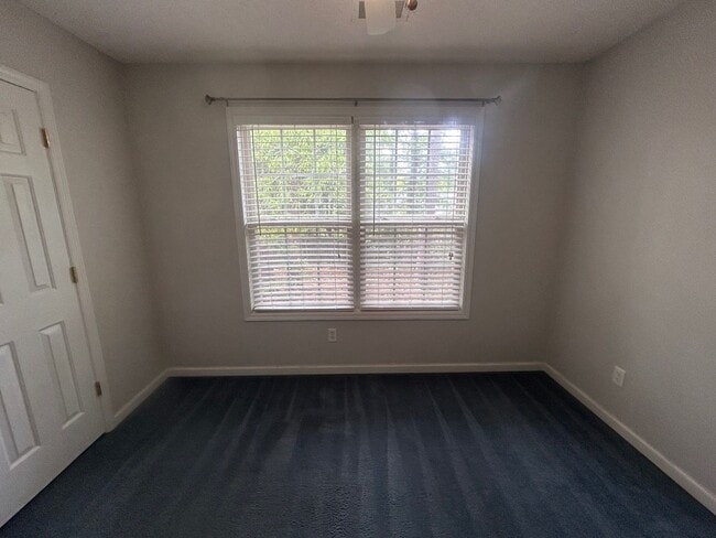 Building Photo - 208 Charles Towne Ct