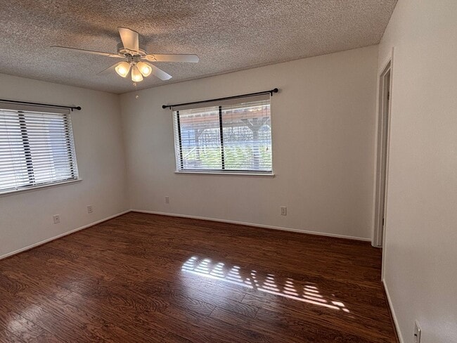 Building Photo - Beautiful Stallion Springs Home With A View!