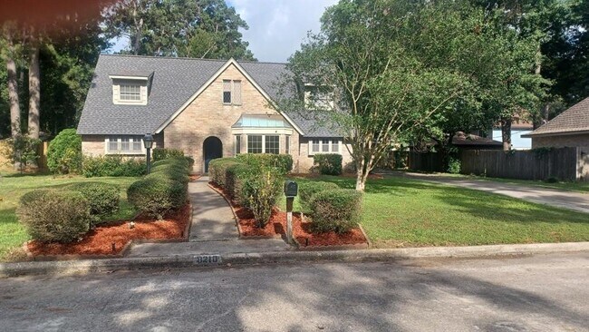 Building Photo - 8210 Hollyleaf Dr