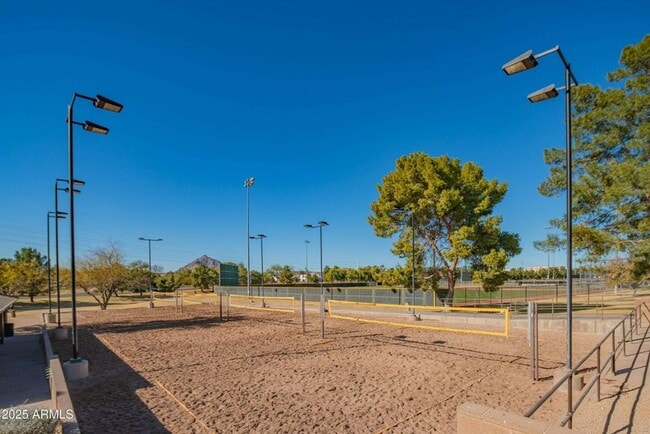 Building Photo - GORGEOUS Updated 2 bedroom Condo in Old To...