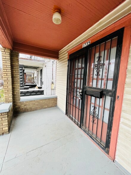 Building Photo - 1735 W Hill St