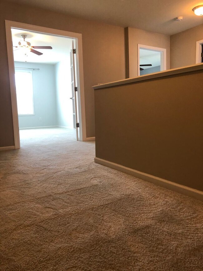 Building Photo - Stunning 3 bedroom, 2 1/2 bath 2 story home