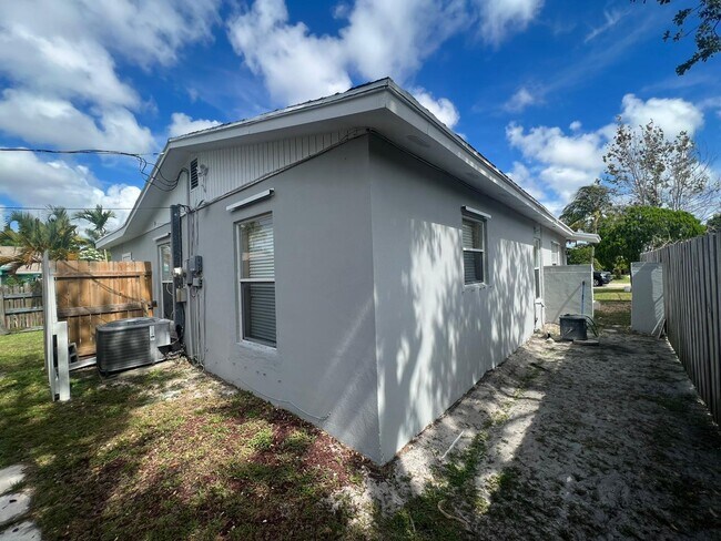 Building Photo - 1012 Pottawatomie St