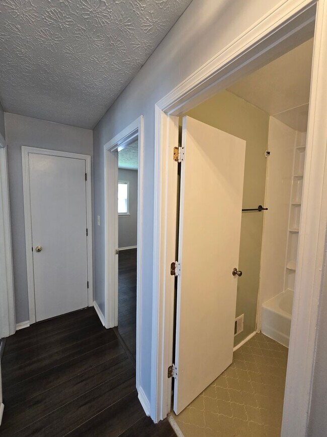 Building Photo - Brick Ranch in the heart of Jeffersontown! Featuring hardwood styled floors, 3 Bedrooms, 1.5 Bath...