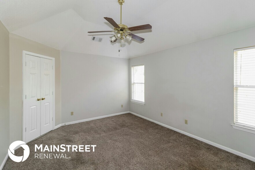 Building Photo - 1136 Breezy Valley Dr