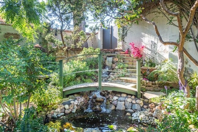 Building Photo - 2057 N Las Palmas Ave