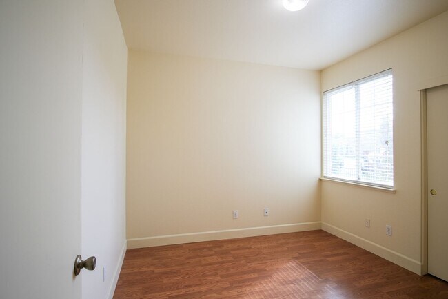 Building Photo - 3 Bedroom 2 bath!