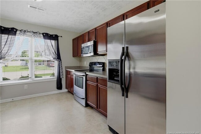 Building Photo - 142 Collinwood Dr