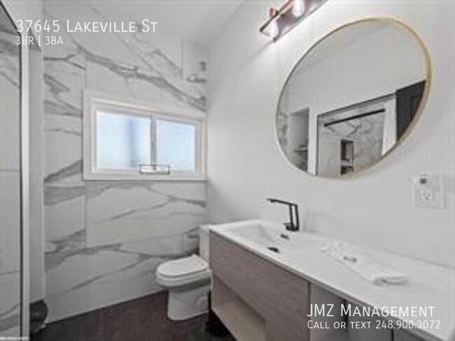 Building Photo - 37645 Lakeville St