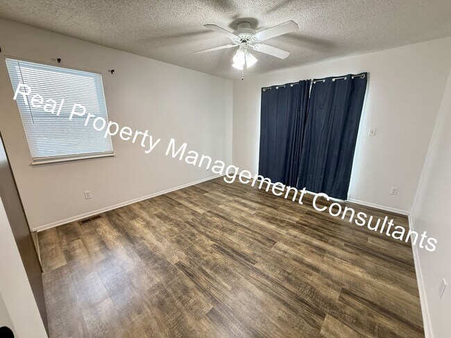 Building Photo - Move in Discount on 5-Bedroom Townhome