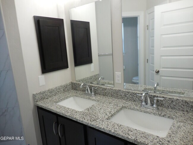 Building Photo - 552 Pne Vly Pl