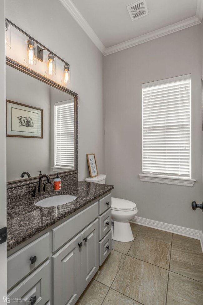 Building Photo - Beautiful 4 bedroom/4 Bathroom Home with a Peaceful Backyard