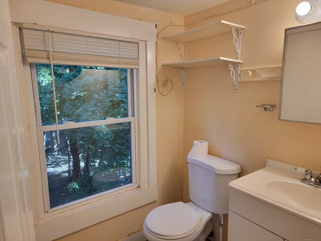 Building Photo - 27 Lilac St