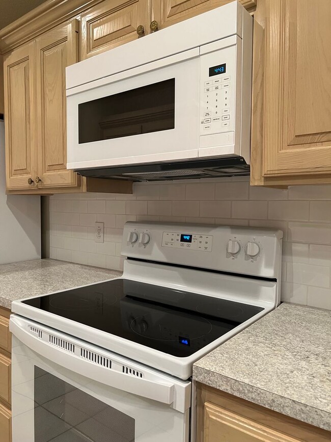 Building Photo - 2/2/2  Garden Home in Remington Park