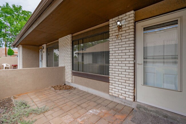 Building Photo - Spacious Updated Townhome in Downtown St. ...
