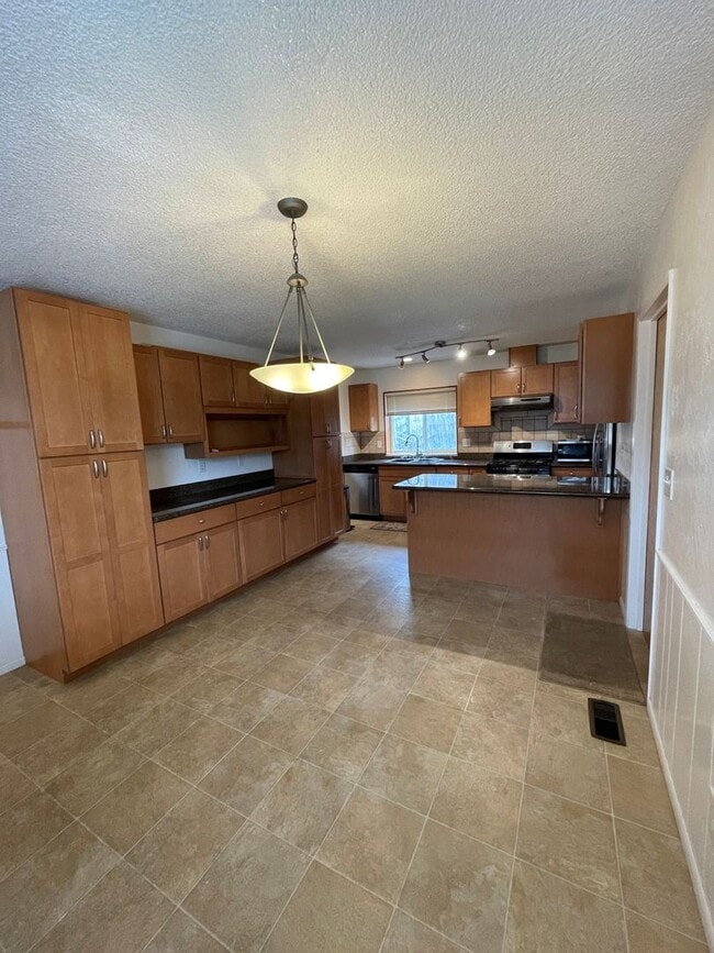 Building Photo - Charming 3 Bedroom, 2 Bath Home with Attac...