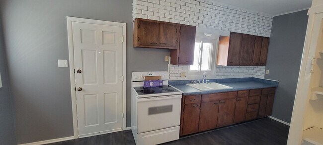 Building Photo - 2 Bedroom Home