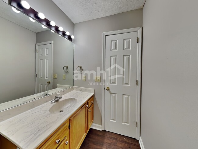 Building Photo - 7303 Clearview Dr