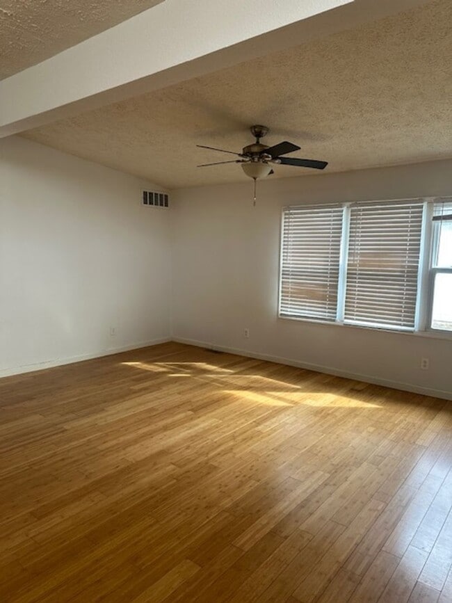 Building Photo - Updated Mid-Century Modern house in South Springfield