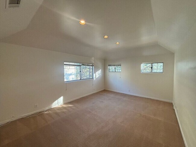 Building Photo - 525 Orange Grove Pl