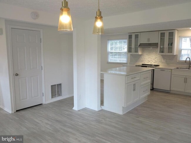 Building Photo - 8406 Woodford Ct