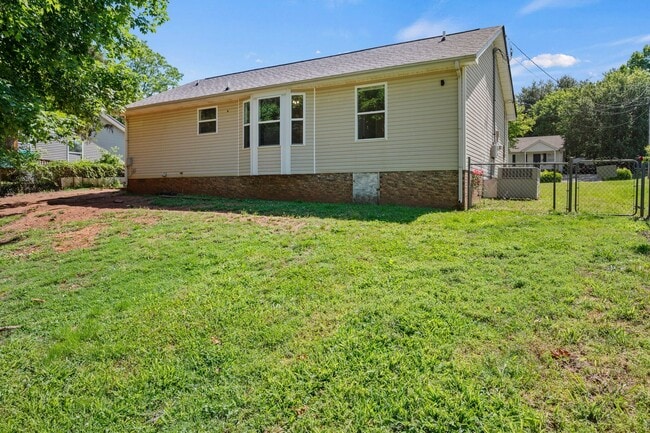 Building Photo - Charming Brick Ranch with Spacious Living Areas & Beautiful Bay Window Views!