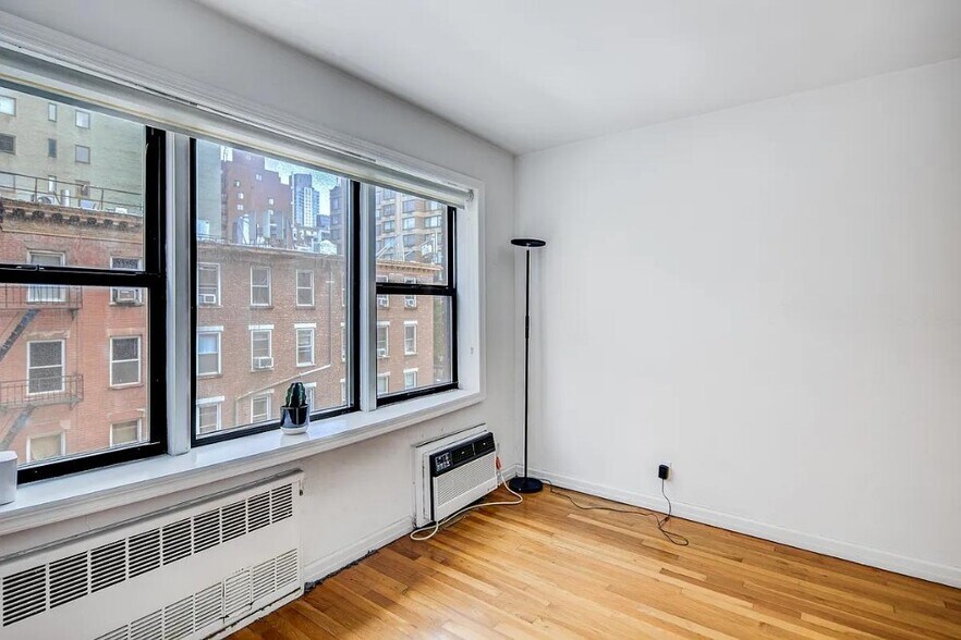 Building Photo - 140 Seventh Avenue