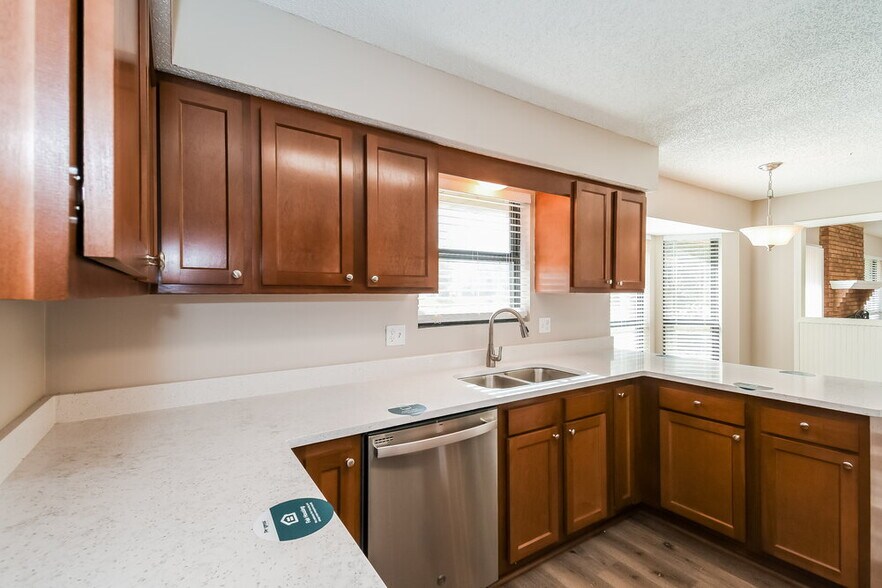 Building Photo - 8930 Irongate Dr