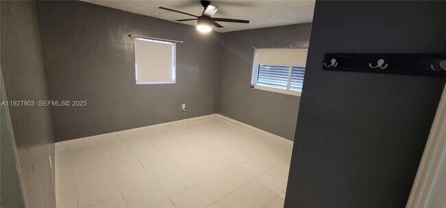 Building Photo - 6641 SW 26th St