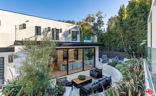 Building Photo - 1271 Sunset Plaza Dr