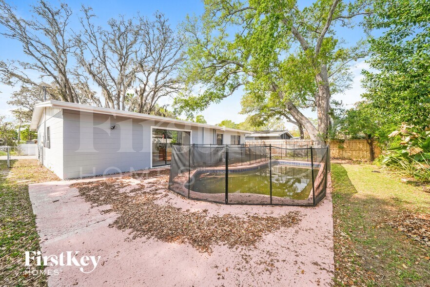 Building Photo - 8020 N Ola Ave