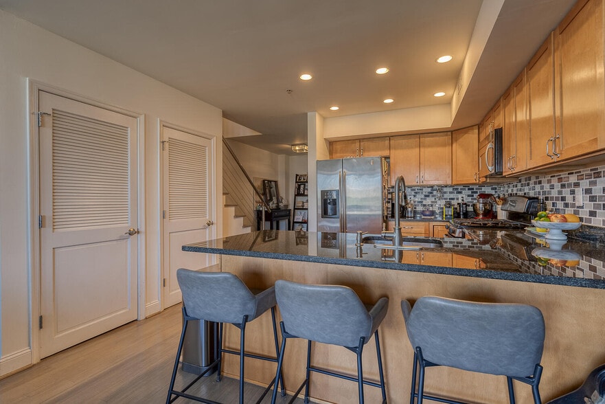 Building Photo - 2713 Ontario Rd NW