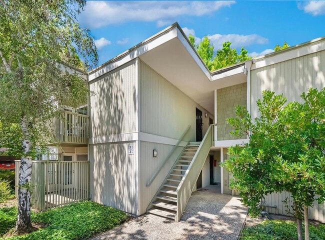 Building Photo - 280 Easy St