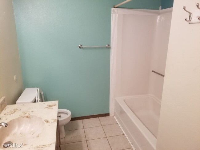 Building Photo - 2 br, 2 bath Condo - 2421 Yellowstone #2202