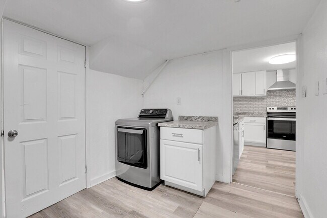Building Photo - $2,850 - 3 Bed, 2 Bath Updated Home in Den...
