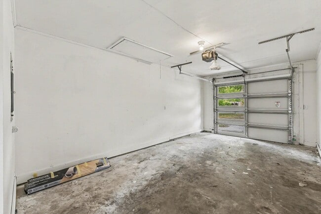 Building Photo - 100 English Rd