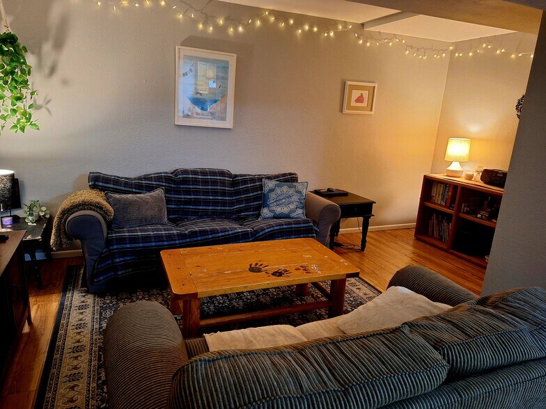 Building Photo - 1917 Oakwood Dr