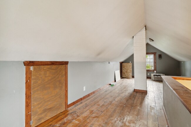 Building Photo - 413 16th Ave SW
